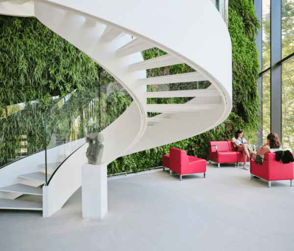 Imagen de la escalera blanca que se ubica en TBS Education - Barcelona