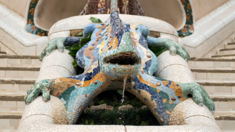 escultura-en-el-parque-guel-en-barcelona-espana-1-1024x576